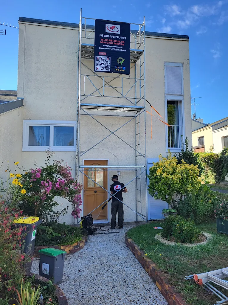 Chantier JH Couvertures avec échafaudage et banderole devant une maison à Chelles